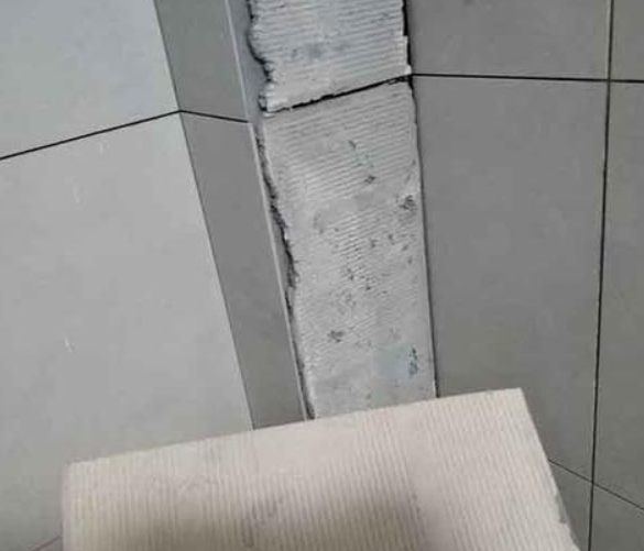 天全瓷砖空鼓维修公司分享下厨房瓷砖脱落的补救措施。